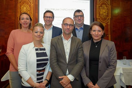  http://www.apa-fotoservice.at/galerie/8017 Im Bild
v.l.n.r. Christina Matzka, meinungsraum.at, Mag. Elisabeth
Forstreiter, Forstreiter Consulting, Leiterin Fachbereich
„Leadership & Human Resources“ im ZFN, Dipl.-Ing. (FH) Michael
Bauer-Leeb, MBA, MSc, Nachhaltigkeitsexperte, Geschäftsführer
Weitsicht – Büro für zukunftsfähige Wirtschaft, Dr. Markus Bürger,
Vorsitzender „Zentrum für Nachhaltigkeit“, Jürgen H. Gangoly,
Geschäftsführer The Skills Group, Leiter Fachbereich „Strategy &
Communications“ im ZFN und Ruth Williams, MSc, Leitung CSR &
Unternehmenskooperationen Caritas Österreich, Leiterin Fachbereich
„Civil Society & Cooperations“ im ZFN