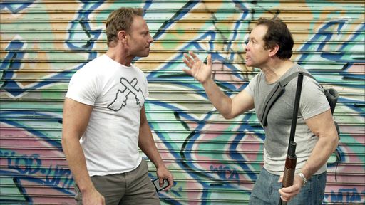 Colton West (Steve Guttenberg, r.) trifft auf Fin
Shepard (Ian Ziering), den legendären Haikiller aus der
"Sharknado"-Filmreihe. Sendetermin: Sonntag, 24.07.2016 um 00:45 Uhr
bei RTL II. © RTL II - Recht zum Abdruck/Darstellung
zeitlich/sachlich beschränkt auf die Bewerbung der Sendung