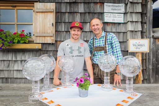 "Gastgeber" Leo Bauernberger (r.),
Geschäftsführer der SalzburgerLand Tourismus GmbH, gratulierte
Marcel Hirscher zu seinen fünf großen Weltcup-Kristallkugeln.