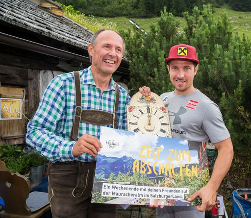 Vorschau Bild von "Zeit zum Abschalten": Leo Bauernberger,
Geschäftsführer der SalzburgerLand Tourismus GmbH, überreichte
Marcel Hirscher ein Geschenk im Namen der Salzburger Landesregierung
und der SalzburgerLand Tourismus: Ein Wochenende mit seinen Freunden
auf einer Alm im SalzburgerLand.