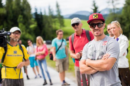 Vorschau Bild von Marcel Hirscher lud ein zur Wanderung auf
"seine" Stuhlalm in Annaberg-Lungötz, rund 50 internationale
Journalisten folgten seinem Ruf.