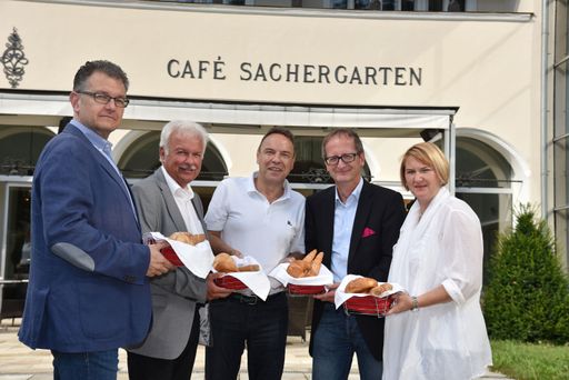  Im Rahmen eines Arbeitsgesprächs trafen sich in der vergangenen
Woche Vertreter der Stadtregierung Baden mit der Leitung der
K.Y.A.T.T. Gruppe im Hotel Sacher Baden.