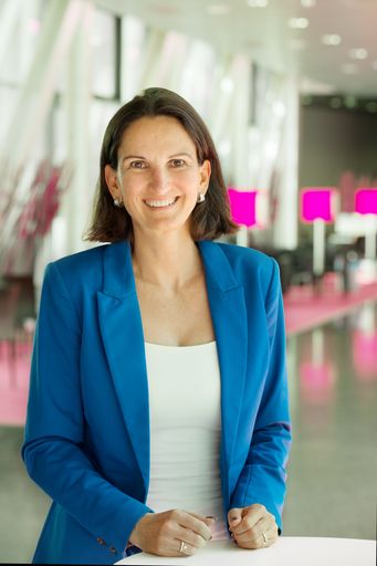 Ex-Tennisprofi Karin Kschwendt, 47, übernimmt Ende August die
Rolle als Personalchefin bei T-Mobile Austria. Sie berichtet direkt
an T-Mobile CEO Andreas Bierwirth.
