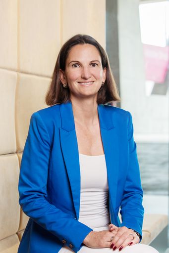 Vorschau Bild von Ex-Tennisprofi Karin Kschwendt, 47, übernimmt Ende August die
Rolle als Personalchefin bei T-Mobile Austria. Sie berichtet direkt
an T-Mobile CEO Andreas Bierwirth.