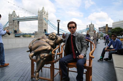  Künstler Xu Hongfei mit seiner Skulptur