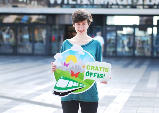 Flora Petrik (21), Sprecherin der Jungen Grünen
Wien, fordert mit einer Aktion am Wiener Hauptbahnhof gratis Öffis.