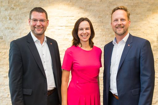 Bundesministerin Sophie Karmasin überzeugte sich in der Lidl
Österreich Zentrale bei Christian Putz (l., Leiter Personal) und
Christian Schug (r., Vorsitzender der Geschäftsleitung) selbst von
den neuen Maßnahmen für ein familienbewusstes Arbeitsumfeld.