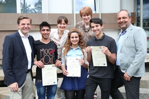 Abschlussfeier Zeugnisverteilung SOS-Kinderdorf
Clearing House,.im Bild v. li: Christian Moser GF SOS Kinderdorf
Österreich, LR Martina Berthold, Waltraud Krassnig Leiterin Minerva
(Bildungsprogramm), Wolfgang Arming Leiter SOS Kinderdorf Standort
Salzburg, vorne Absolventen,.29.07.2016.Foto: LMZ Franz Neumayr/SB