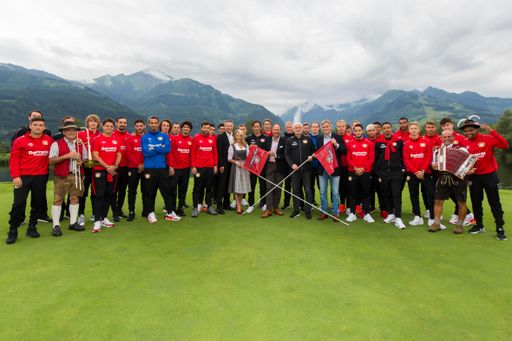  Mannschaftsfoto von Bayer 04 Leverkusen auf der
neu gewidmeten "Werkself"-Bahn im Golfclub Zell am See-Kaprun mit
dem Kitzsteinhorn im Hintergrund.
