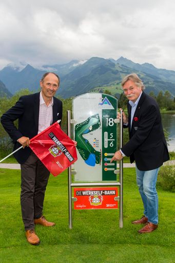 Vorschau Bild von Leo Bauernberger, MBA (Geschäftsführer
SalzburgerLand Tourismus) und Michael Schade (Geschäftsführer Bayer
04 Leverkusen) eröffneten die "Werkself-Bahn" im Golfclub Zell am
See-Kaprun.