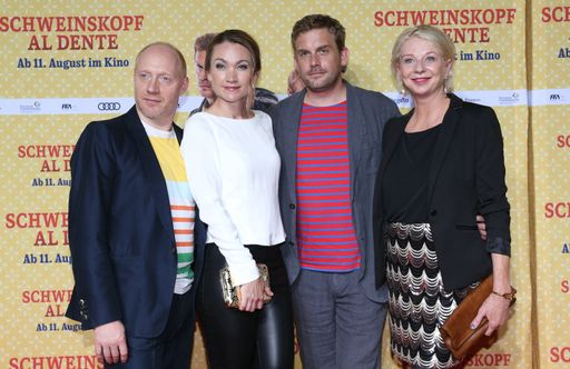 Simon Schwarz, Lisa Maria Potthoff, Sebastian
Bezzel und Rita Falk auf der Premiere von SCHWEINSKOPF AL DENTE am
02. August 2016 in München. Weiterer Text über ots und
www.presseportal.de/nr/12946 / Die Verwendung dieses Bildes ist für
redaktionelle Zwecke honorarfrei. Veröffentlichung bitte unter
Quellenangabe: "obs/© 2016 Constantin Film Verleih GmbH / Gisela
Schober"