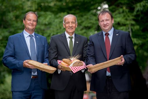  http://www.apa-fotoservice.at/galerie/8052 Im Bild
v.l.n.r.: Christian Gessl, Abteilungsleiter der AMA, Franz Stefan
Hautzinger, Vorsitzender des Verwaltungsrates der AMA und selbst
Getreidebauer im burgenländischen Seewinkel und Günter Griesmayr,
Vorstandsvorsitzender der Agrarmarkt Austria (AMA).