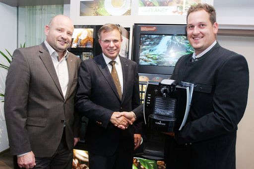 http://www.apa-fotoservice.at/galerie/8053/ Robert
Neumeister (café+co Niederlassungsleiter Steiermark und Kärnten,
café+co CEO Gerald Steger, Gerald Glanznig, Gebietsverkaufsleiter
Oberkärnten)