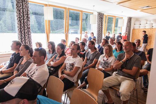  Lockere Stimmung unter den rund 70 Teilnehmern beim 2. Trail
Running Symposium im Hotel Vier Jahreszeiten im Pitztal.