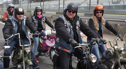 Die Mofa-Gang "Kobras" auf dem Nürburgring -
"Helden der Straße" bei RTL II ab Sonntag, den 07. August, 19:00 Uhr
bei RTL II.
