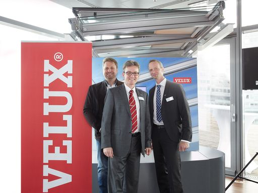 v.l.n.r. Reinhold Annewanter, Johannes Reiter und
Peter Giczi freuen sich auf spannende Herausforderungen im Vertrieb
und blicken mit hohen Erwartungen in die Zukunft.