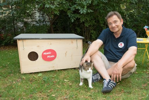 Der CatFan mit seinem Katzenhotel - und der Katze