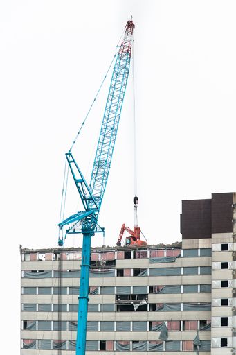 Vorschau Bild von Der sogenannte „fliegende Bagger“ trägt Stockwerk für Stockwerk
das ehemalige Zollamt ab. Ab 2017 entsteht an diesem Standort das
Hochhaus-Ensemble TrIIIple, ein Projekt der ARE DEVELOPMENT und
SORAVIA GROUP.