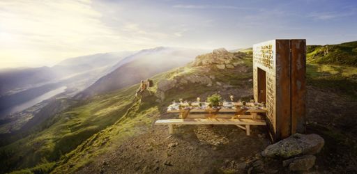 Vorschau Bild von Wenn Gäste der Alm-Tafel den Blick ins Tal schweifen lassen,
sehen sie den glitzernden See in seiner Gesamtlänge vor sich liegen.