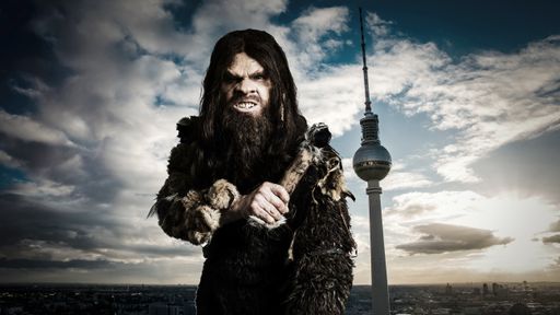 Vorschau Bild von Neandertaler sind seit circa 40.000 Jahren
ausgestorben - oder etwa nicht? Diese vermeintliche Gewissheit
stellt die Crime-Drama Serie ,,NEANDERTALER" auf die Probe: Als die
junge Rechtsmedizinerin Lena Taubner an den Schauplatz eines
grausamen Vierfachmords gerufen wird, macht ihr nicht nur die
ungeheure Brutalität der Tat zu schaffen. Denn am Tatort sichert die
Forensikerin die DNA eines Neandertalers. Und was gerade noch
unmöglich schien, wird plötzlich zur Realität.(Foto: Marc Ben Puch
als 'Neo') © RTL II - Recht zum Abdruck/Darstellung
zeitlich/sachlich beschränkt auf die Bewerbung der Sendung