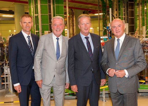  Vizekanzler und Bundesminister für Wissenschaft,
Forschung und Wirtschaft Dr. Reinhold Mitterlehner, Landeshauptmann
Dr. Erwin Pröll und MedAustron-Aufsichtsratsvorsitzender Mag. Klaus
Schneeberger mit MedAustron Geschäftsführer DI Alfred Zens beim
Rundgang durch das Zentrum beim Synchrotron / Kreisbeschleuniger