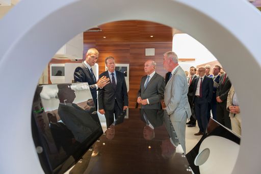 Vorschau Bild von Vizekanzler und Bundesminister für Wissenschaft,
Forschung und Wirtschaft Dr. Reinhold Mitterlehner, Landeshauptmann
Dr. Erwin Pröll und MedAustron-Aufsichtsratsvorsitzender Mag. Klaus
Schneeberger mit MedAustron Geschäftsführer DI Alfred Zens beim
Rundgang durch das Zentrum im Bestrahlungsraum