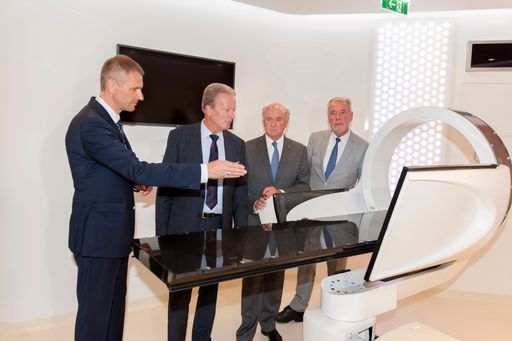 Vorschau Bild von Vizekanzler und Bundesminister für Wissenschaft,
Forschung und Wirtschaft Dr. Reinhold Mitterlehner, Landeshauptmann
Dr. Erwin Pröll und MedAustron-Aufsichtsratsvorsitzender Mag. Klaus
Schneeberger mit MedAustron Geschäftsführer DI Alfred Zens beim
Rundgang durch das Zentrum im Bestrahlungsraum