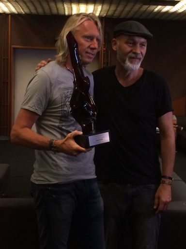 Ewald Tatar (li.) erhält von Erich Fenninger den
Social Spirit Award der VOLKSHILFE