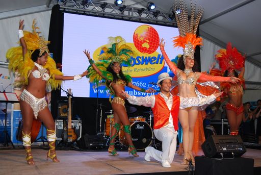 Vorschau Bild von Das Reisebüro Bunte Urlaubswelt in Schörfling am
Attersee dankte zum 25-Jahr-Jubiläum allen Kunden mit einem
rauschenden Fest und kulinarischen Besonderheiten. Die Tumbao
Dancers heizten mit Samba-Rhythmen ordentlich ein.
