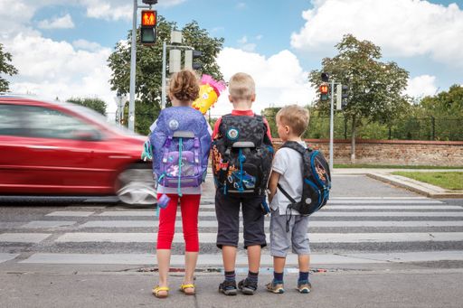 Auch auf einem Zebrastreifen darf sich ein Kind
nicht darauf verlassen, dass die herannahenden Autos anhalten