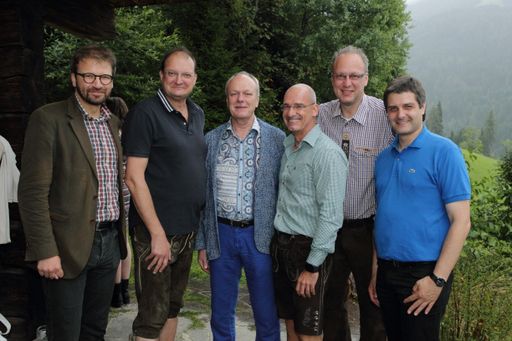  v. l.: Dr. Herwig OSTERMANN (GÖG), Mag. Alexander
HERZOG (SVA), Dr. Josef PROBST (Hauptverband der
Sozialversicherungsträger), Mag. Hanns KRATZER (PERI Consulting),
Mag. Max WELLAN (Öst. Apothekerkammer), Mag. Martin SCHAFFENRATH
(Hauptverband der Sozialversicherungsträger)