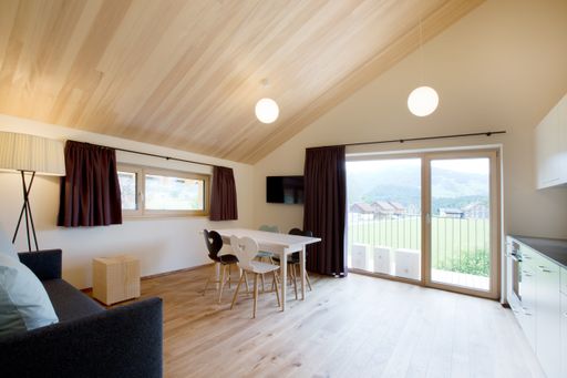 Vorschau Bild von Gäste der neuen „Schtubat“ können es sich in von
Bregenzerwälder Handwerkern gefertigten Appartements und Zimmern
gemütlich machen. (Copyright: Schtubat)