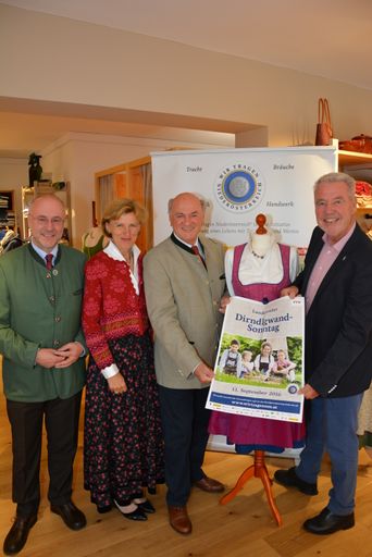 Vorschau Bild von Edgar Niemeczek, GF Kultur.Region.Niederösterreich, Dorli
Draxler, GF Volkskultur Niederösterreich, Landeshauptmann Dr. Erwin
Pröll und Bgm. Klaus Schneeberger freuen sich auf den
Dirndlgwandsonntag.