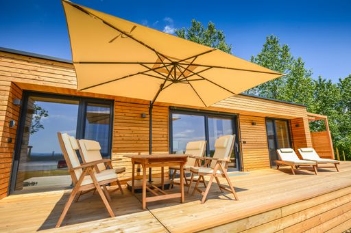  Holzbau und moderne Architektur: Ferienhäuser von
Buchner Holzbaumeister in den Weinbergen der Südoststeiermark. Foto:
Singularity Photography Barbora Vavro Gruber