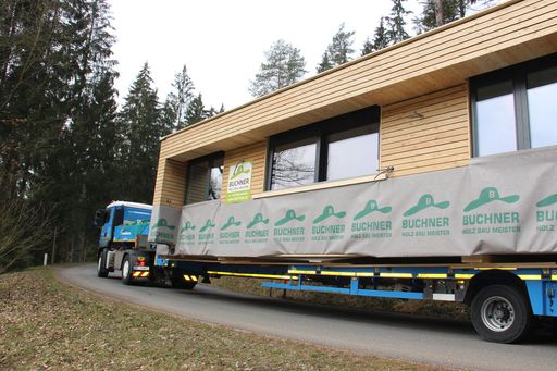 Vorschau Bild von Auf Tiefladern wurden die fix und fertig
zusammengebauten Ferienhäuser von Buchner Holzbaumeister aus dem
Mühlviertel in die Steiermark transportiert. Foto: Buchner
Holzbaumeister