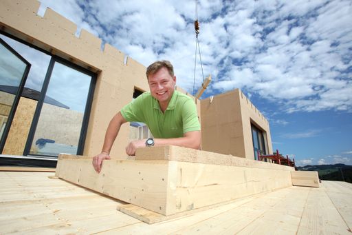 Vorschau Bild von Buchner Holzbaumeister ist der Mühlviertler
Spezialist für ökologischen Holzbau. Im Bild: Geschäftsführer
Christian Buchner.