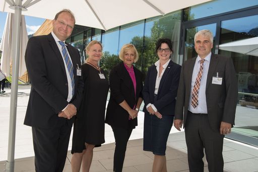 https://www.apa-fotoservice.at/galerie/8069 Im BIld
v.l.n.r.: Mag. Alexander Herzog (Obmann-Stv. der SVA der
gewerblichen Wirtschaft), Prof. Berit Lilienthal-Heitmann, PhD (Head
of Research, Unit for Dietary Studies) Mag. Claudia Dannhauser,
(Moderatorin), Prim. Univ.-Prof. Dr. Petra Apfalter, (Vizerektorin
und Dekanin für Medizin an der Johannes Kepler Universität Linz),
Univ.-Prof. Dr. Gerald Pruckner, (Universitätsprofessor am Institut
für Volkswirtschaftslehre an der JKU Linz)