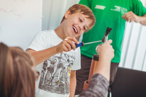 Vorschau Bild von Acht Stationen durchliefen die knapp 50 Kinder, um ihre
Ausbildung zum "Robo Techniker" zu absolvieren.