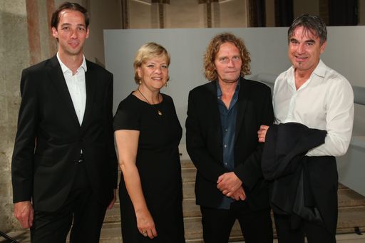  http://www.apa-fotoservice.at/galerie/8097 Im Bild
v.l.: Florian Steininger (Direktor Kunsthalle Krems), Barbara
Schwarz (Landesrätin), Michael Kienzer (Künstler), Paul Gessl (GF
der Niederösterreichischen Kulturwirtschaft)