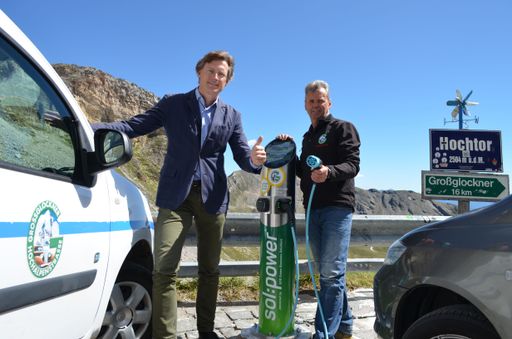  Im Bild (v.l.n.r.:) Dr. Johannes Hörl (Vorstand
Großglockner Hochalpenstraßen AG) und Peter Embacher (Fuhrpark- und
Werkstätten-Leiter GROHAG) bei der Freigabe der ersten
solarbetriebenen E-Ladestation am Hochtor (2.504m) mit dem E-Auto
der Großglockner Hochalpenstraßen AG, einem Renault Kangoo Express
Z.Elektro, der vorwiegend auf der Kaiser-Franz-Josefs-Höhe im
Einsatz ist.