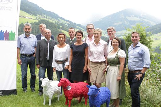 Im Bild v. l.: Univ.-Prof. Dr. Hans Dieplinger, Dr.
Christoph Dachs, Mag. Thomas Veitschegger, Gabriele Hanauer-Mader,
Prim. Doz. Dr. Harald Stingl, Mag. Michaela Langer, Dr. Armin
Fidler, Christine Pall, Dr. Erwin Rebhandl, Tanja Penz, Markus
Stickler