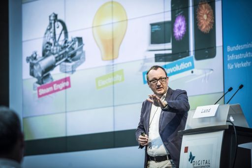 Karl-Heinz Land, digitaler Vordenker und Co-Autor
von „Digitaler Darwinismus – Der stille Angriff auf Ihr
Geschäftsmodell“ ist Keynote-Speaker beim sechsten Kongress der IG
Lebenszyklus Bau am 17. November 2016 in Wien.
