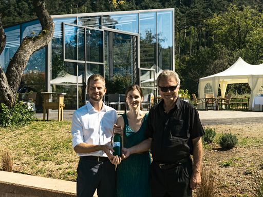 Vorschau Bild von Stefan Gergely, Sigrid und Reinhard Adelsberger
(von rechts nach links) vom Verein Arche Guntrams vor dem Glashaus
im Guntramser Obstgarten.