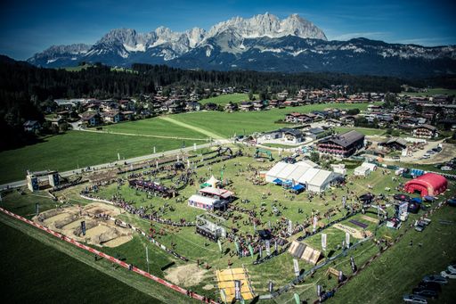 das Eventgelände befindet sich beim Stöcklfeld
in Oberndorf in Tirol. Umrahmt von den Gipfeln des Wilden Kaisers