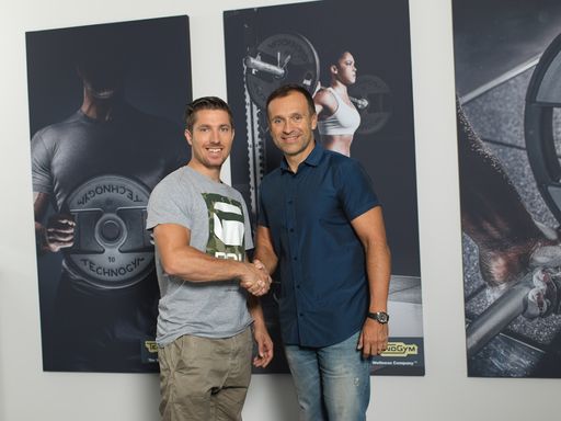  Marcel Hirscher und Gottfried Wurpes bei der
Vertragsunterzeichnung im Headquarter von the fitness company in
Leonding (Oberösterreich).