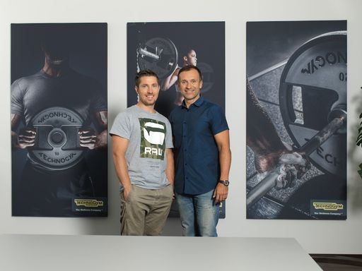 Vorschau Bild von Marcel Hirscher und Gottfried Wurpes bei der
Vertragsunterzeichnung im Headquarter von the fitness company in
Leonding (Oberösterreich).