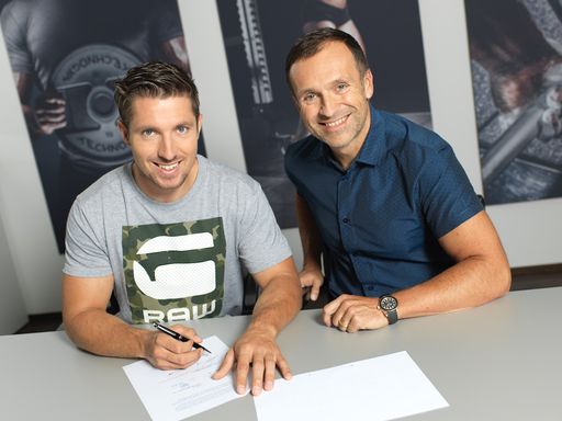 Vorschau Bild von Marcel Hirscher und Gottfried Wurpes bei der
Vertragsunterzeichnung im Headquarter von the fitness company in
Leonding (Oberösterreich).