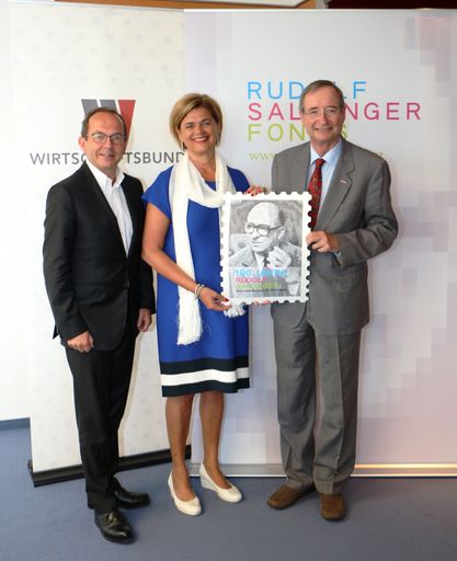 Wirtschaftsbund-Generalsekretär Peter Haubner,
Vorsitzende des Rudolf Sallinger Fonds Mag. Bettina Glatz-Kremsner
und Wirtschaftsbund-Präsident Christoph Leitl präsentieren die
Ehrenmarke "100 Jahre Rudolf Sallinger. 100 Jahre Unternehmergeist
für Österreich" anlässlich des 100. Geburtstages von Rudolf
Sallinger.