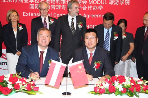  Vertragsunterzeichnung Tourismusschule Modul und
Beijing Business School
