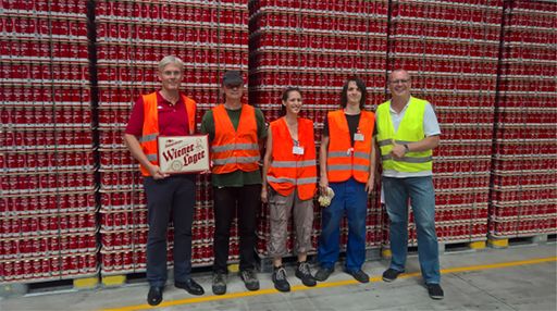 v.l.n.r.: Schwechater Braumeister Andreas Urban,
Mitarbeiter von Arge Chance, Abfüllleiter Brauerei Schwechat Arno
Schutting